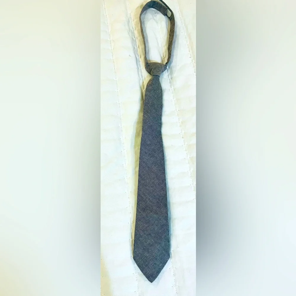 Crazy 8 boys’ tie with Velcro